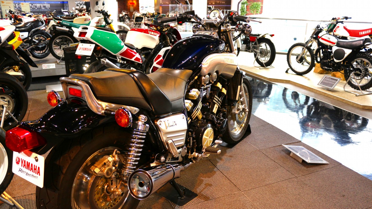 ヤマハVMAXの歴史と進化：革新的デザインと圧倒的パフォーマンスの軌跡 シニアライダーのバイク情報局