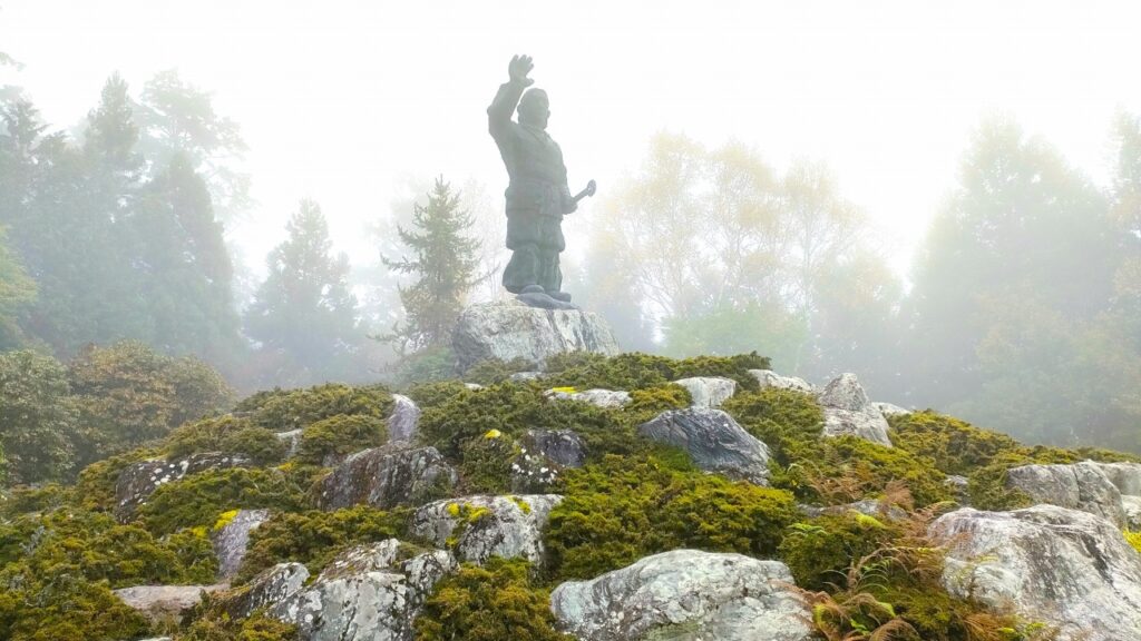 三峰神社　日本武尊　ヤマトタケルノミコト　銅像