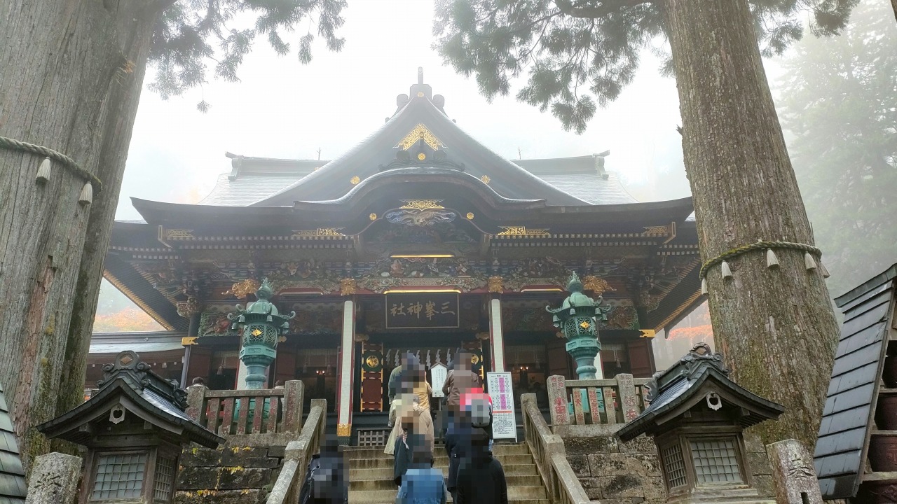 三峯神社　拝殿　霊験あらたかに霧がかかる