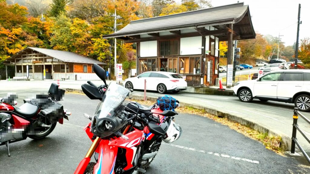 三峰神社　駐車場　二輪車用