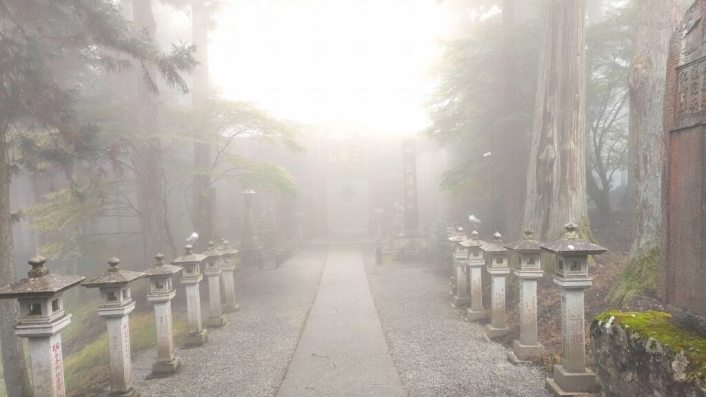 三峰神社　髄神門　霊験あらたかに霧がかかる