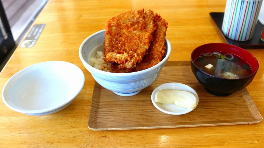 三峯神社 大島屋 わらじかつ丼