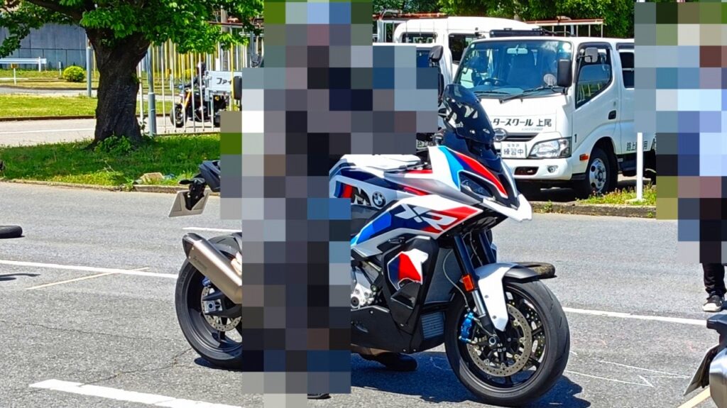 BMW M1000 XR