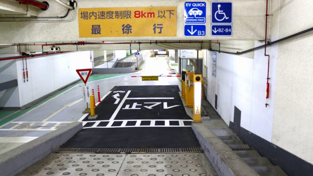 パレスサイドビル バイク駐車場