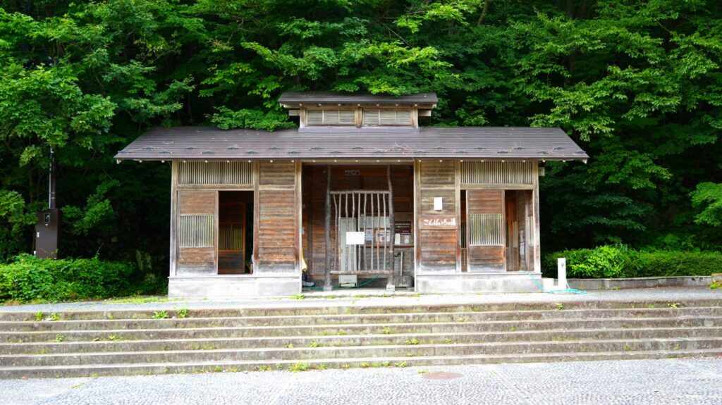 那須温泉神社入口にある足湯「こんばいろの湯」