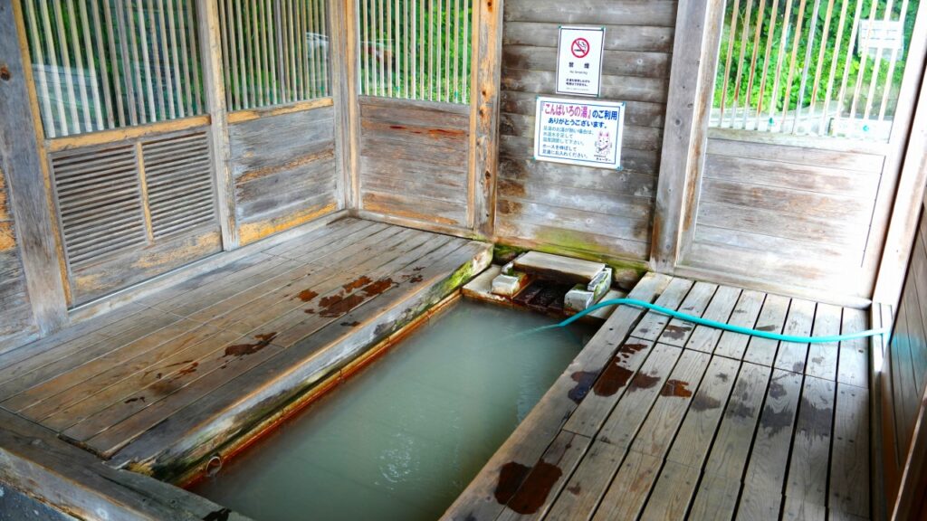 那須温泉神社入口にある足湯「こんばいろの湯」