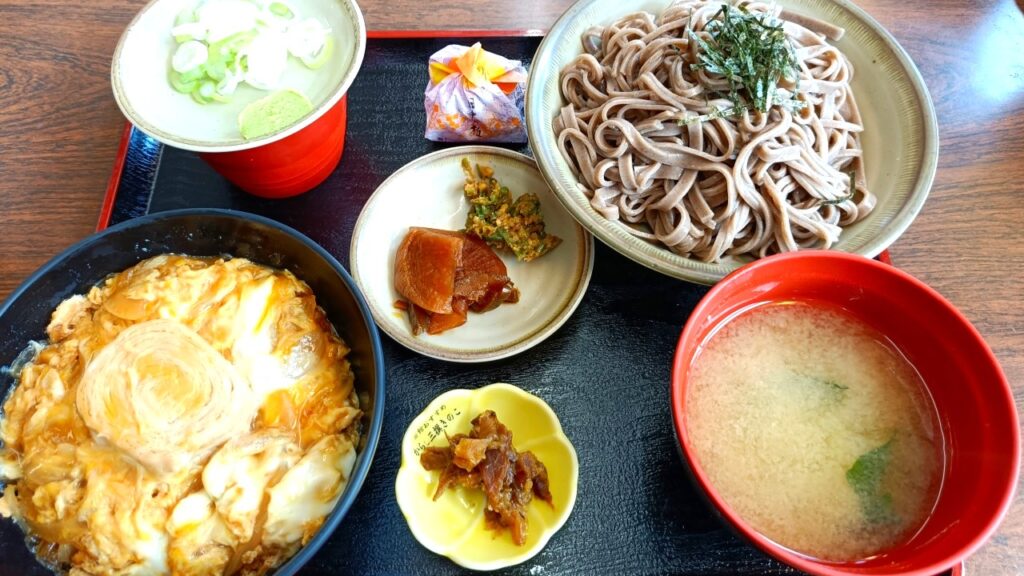 日光 華厳の滝前の食堂で、ゆば丼セット