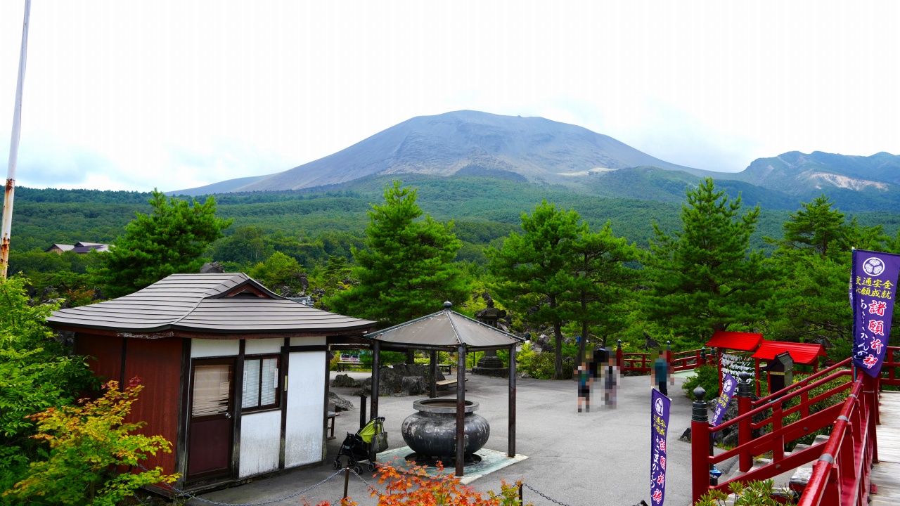 鬼押出し園　東叡山寛永寺別院　浅間山観音堂から見た浅間山