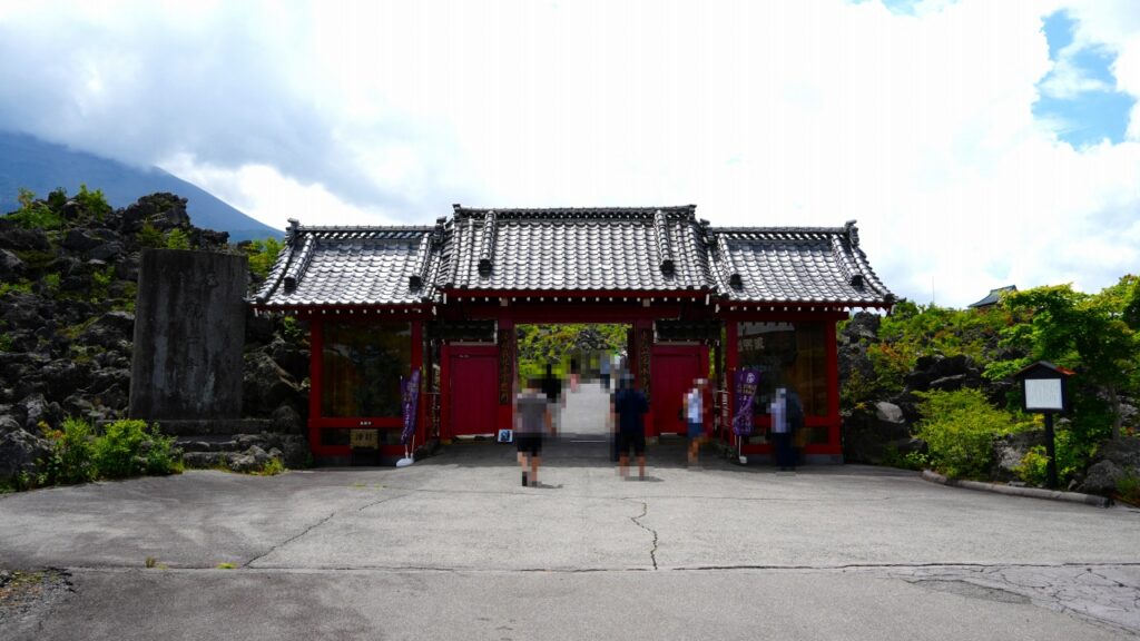 浅間山　鬼押出し園　惣門　二天尊像