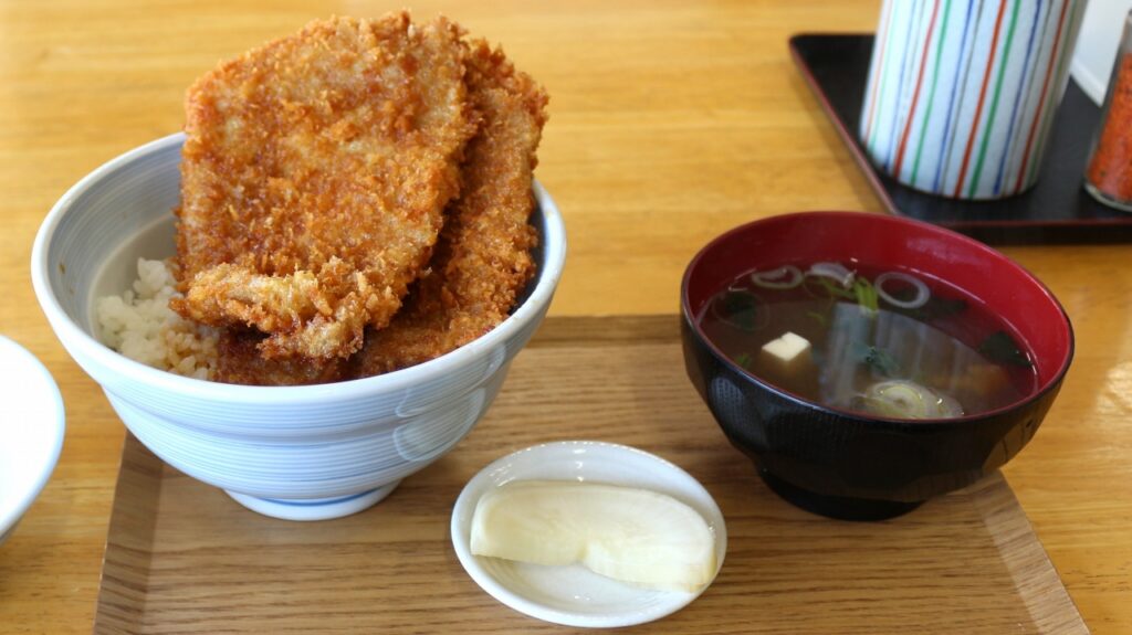 秩父名物　わらじカツ丼